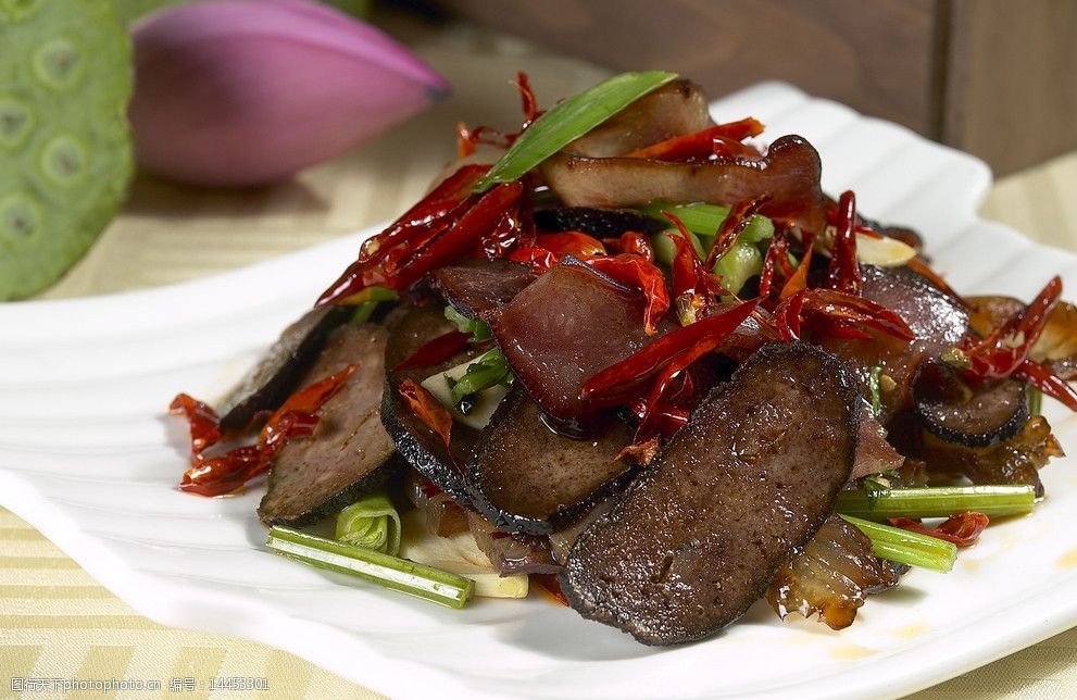 关键词:血丸子炒腊香 猪血 丸子 猪血丸子 腊肉 炒菜 湘菜 传统美食
