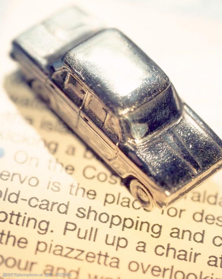 玩具小汽车和英文书籍图片