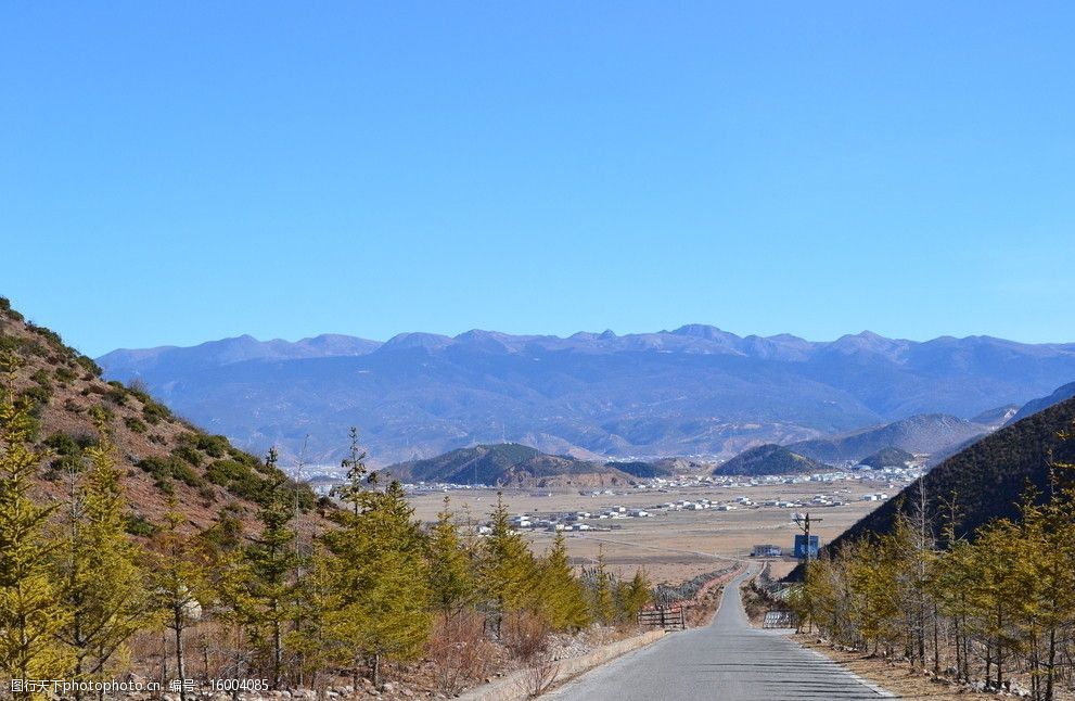 香格里拉蓝天雪山风景图片