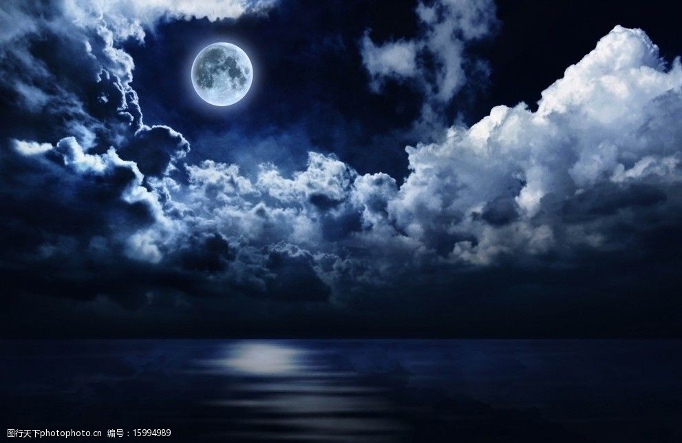 关键词:夜晚的月亮风景 阴天 夜晚 月亮 云朵 湖水 清水 夜晚风景