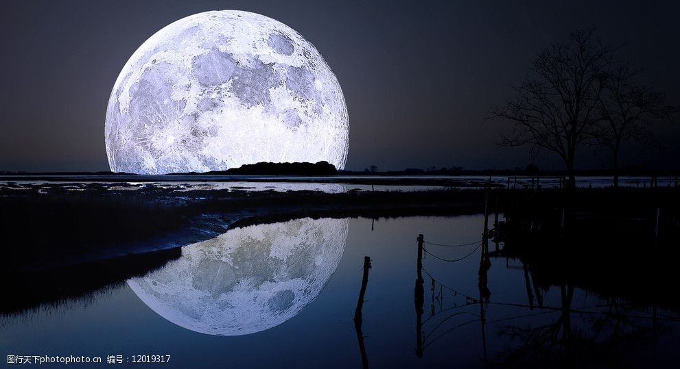 夜晚的月亮风景 月亮风景 阴天 夜晚 月亮 云朵 湖水 清水 夜晚风景
