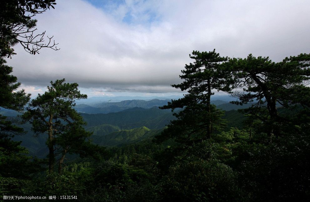 关键词:江西井冈山笔架山 山顶 远山 山峦 绿树 乌云 自然风景 旅游