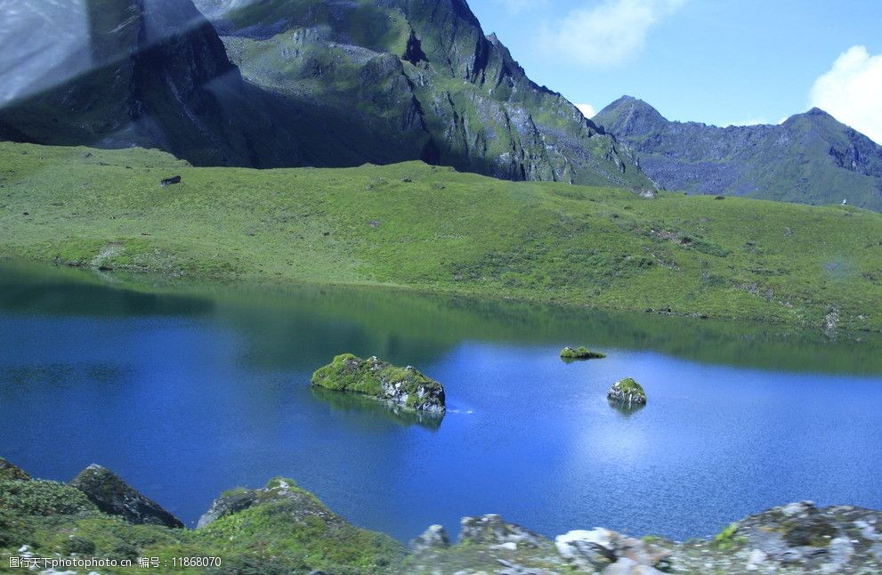 关键词:山水绿草地 蓝天 白云 草地 水面 山峦 自然风景 自然景观