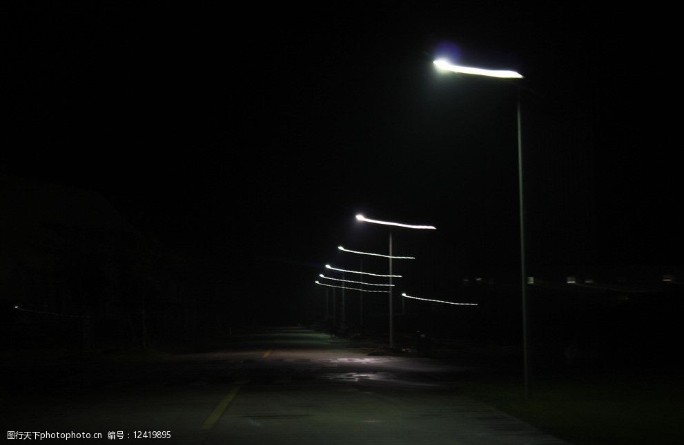 关键词:光的痕迹 白色 夜晚 杂乱无章 曲线 乱麻 青色 梦幻 色彩 路边
