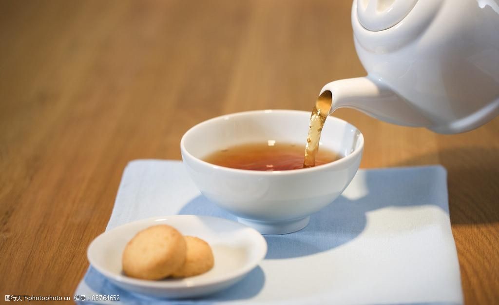 泡茶茶饮倒茶图片