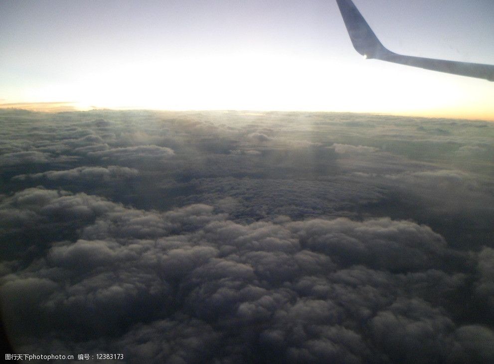 关键词:飞机上太空摄影 飞机上拍摄 空中美景 飞机 晚霞 云层 太空