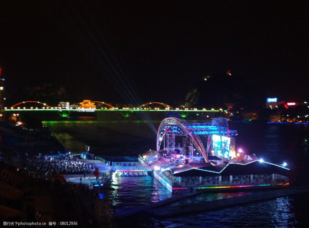 关键词:水上狂欢节 夜景 演唱会现场 节日庆祝 文化艺术 摄影 72dpi