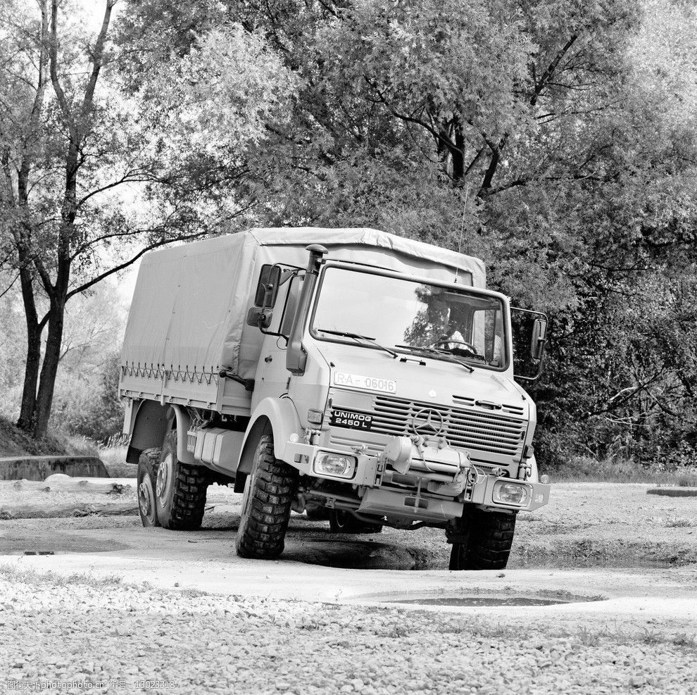 奔驰旧式军用卡车黑白照片图片