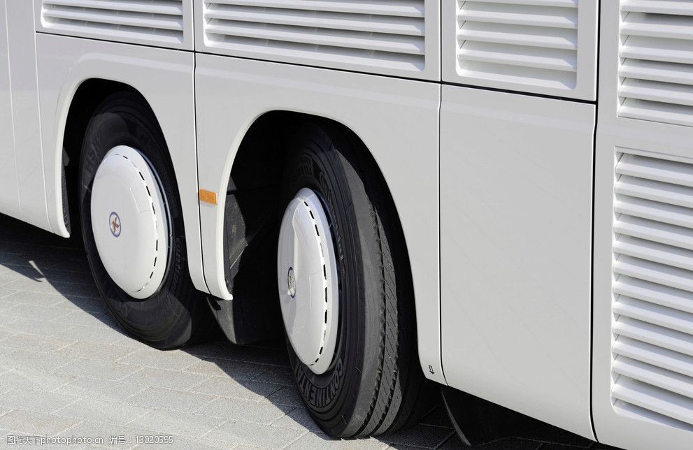 奔驰豪华客车车轮特写图片