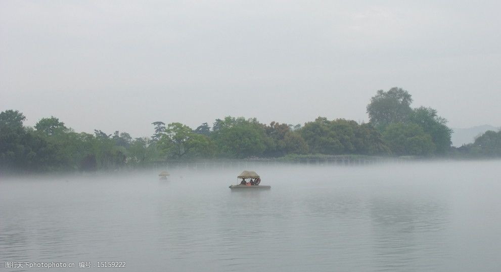 雾中杭州西湖图片