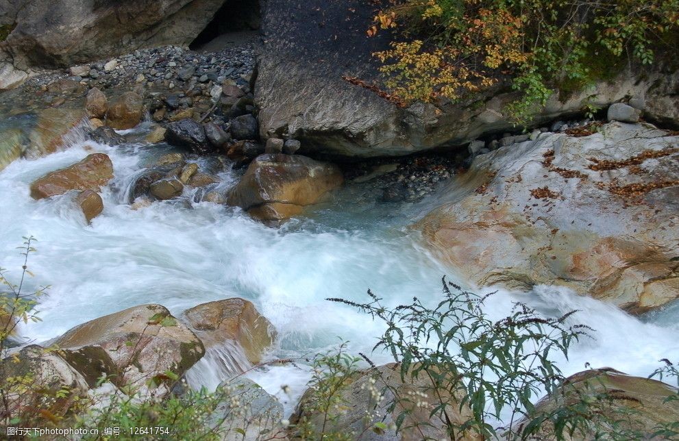 西岭雪山清泉石上流图片