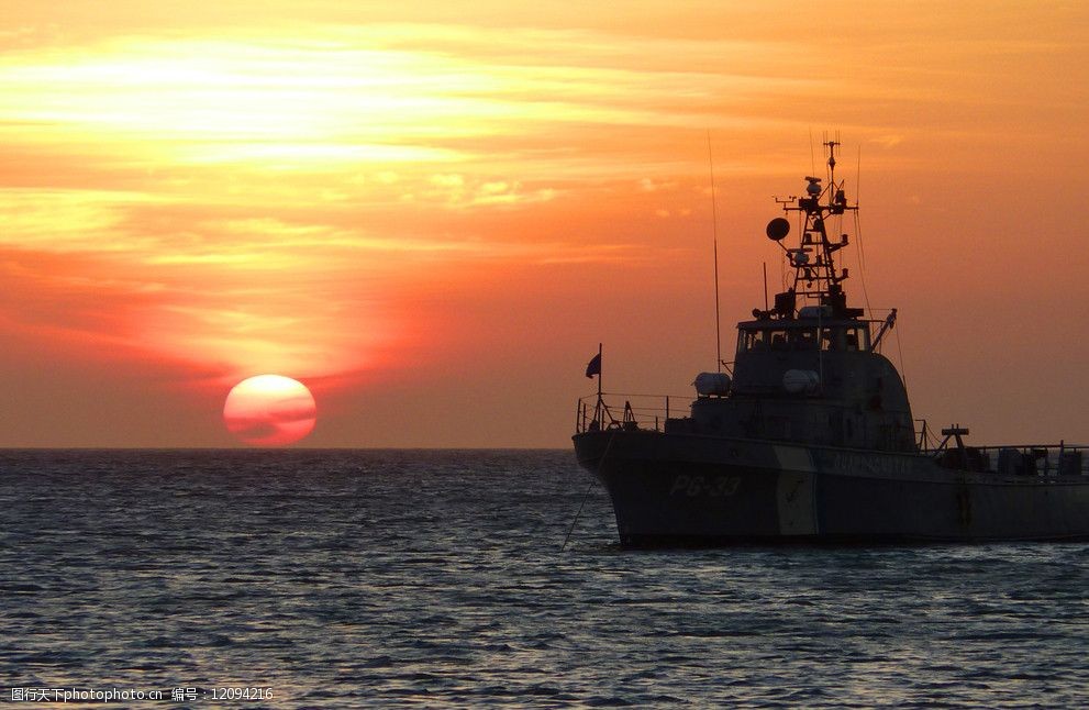夕阳下的远航图片