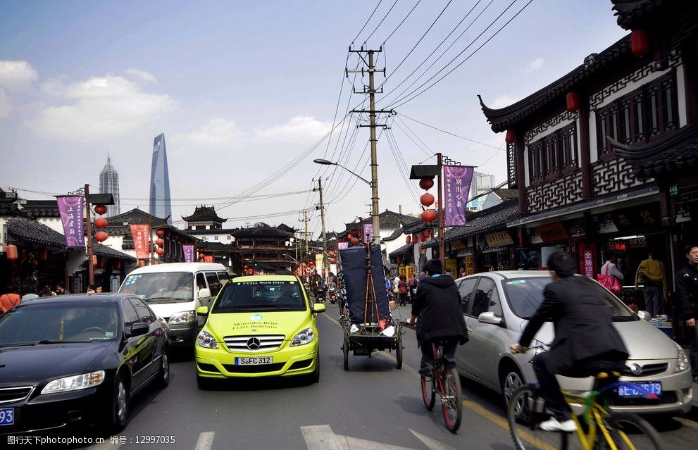 马路上的奔驰轿车图片