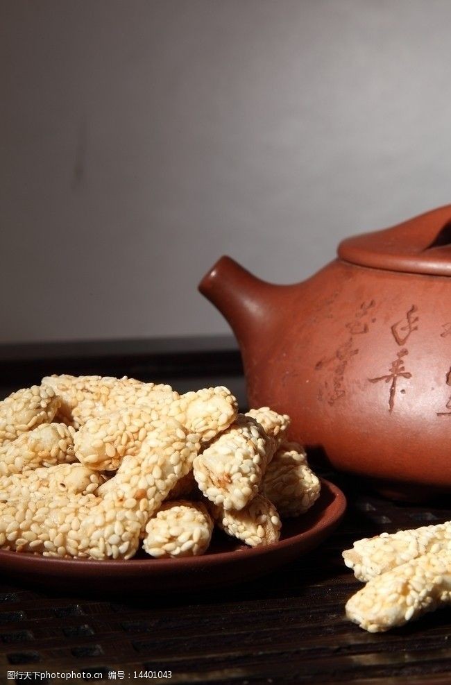 关键词:寸金糖 白芝麻 点心 甜点 茶具 茶壶 竹子桌 南通特产 传统