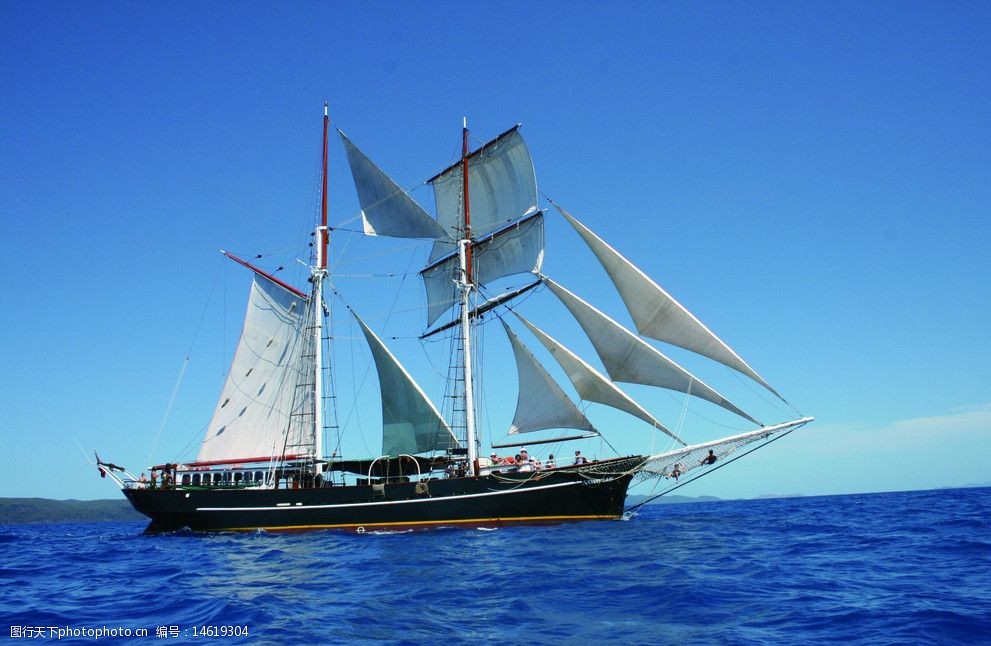 远航的游客们在船上观赏海景图片