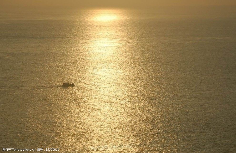 关键词:日落的大海 日落 茫茫大海 小船 波光粼粼 黄昏 自然风景 自然