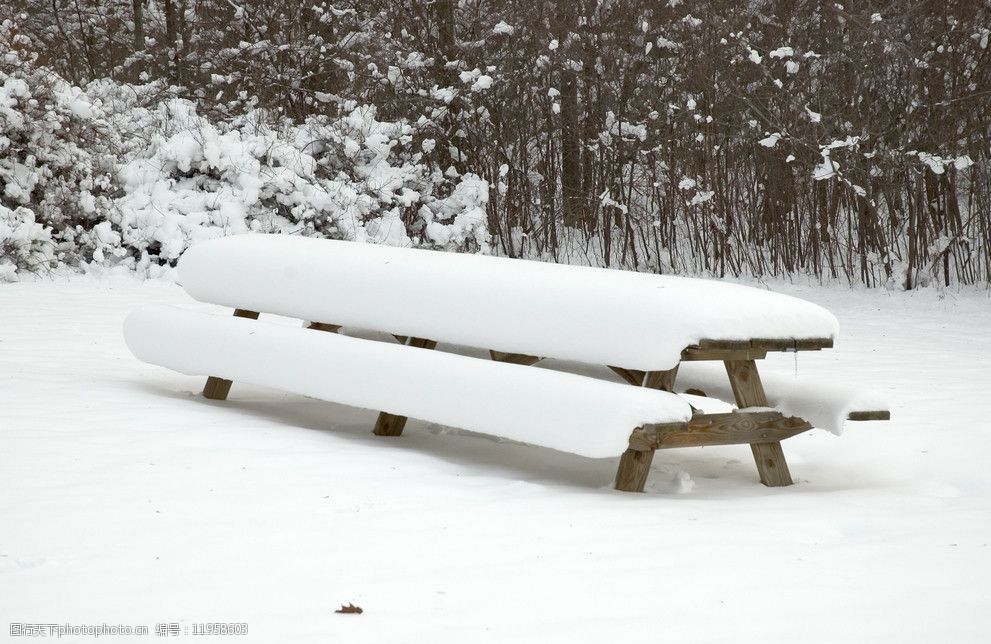 关键词:雪天的座椅 冬天 冬季 冰雪 雪地 座椅 椅子 风光方面素材