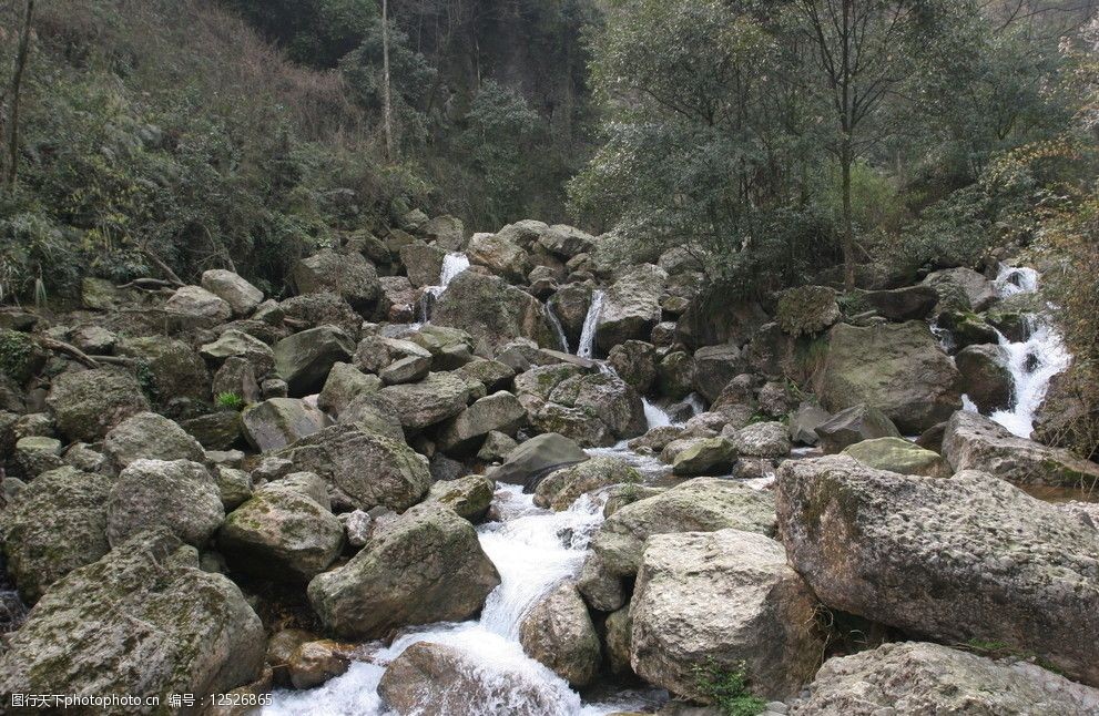 乱石河流图片