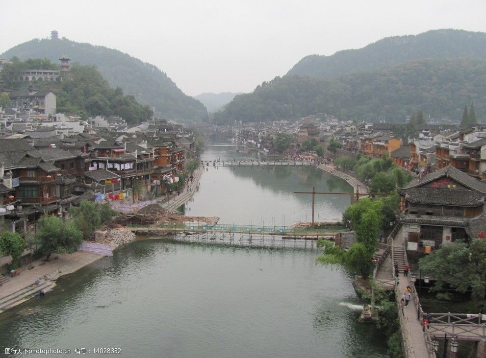 關鍵詞:鳳凰古城 鳳凰 河岸全景 建築 水面 山巒 碧水 圖片上傳 國內