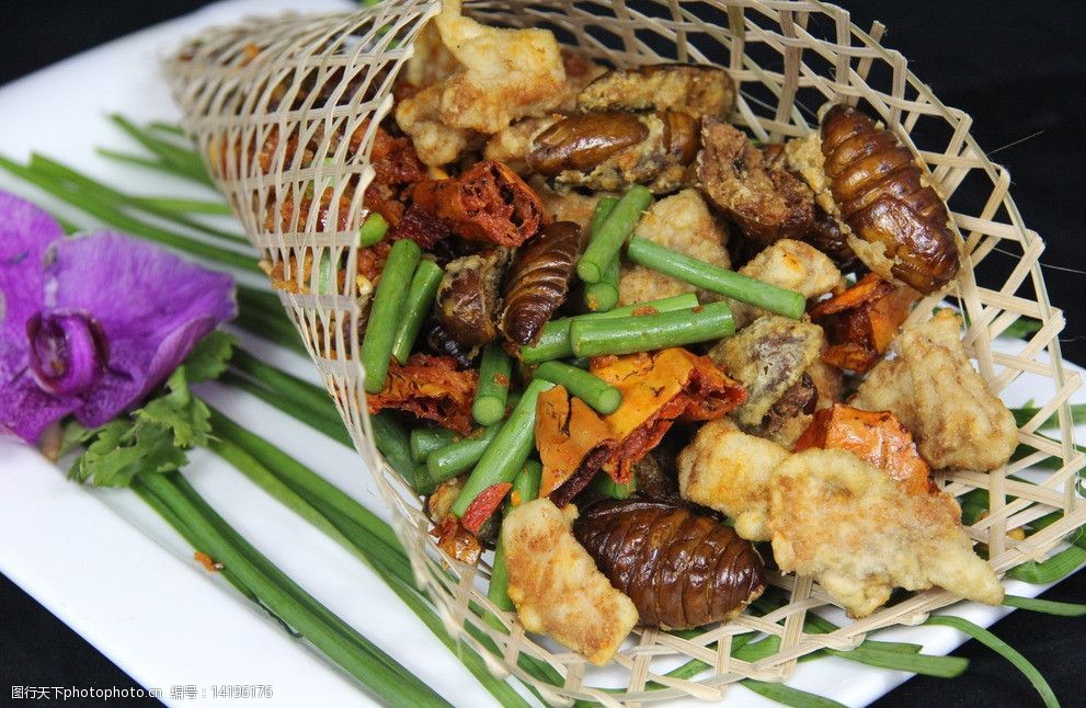 关键词:竹夹金蚕酥爆肉 蚕蛹 干炸肉 竹夹 香酥 传统美食 餐饮美食