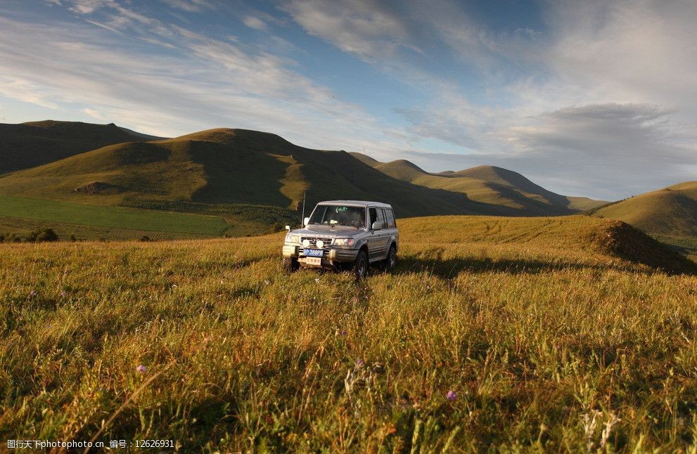 山脉越野汽车图片