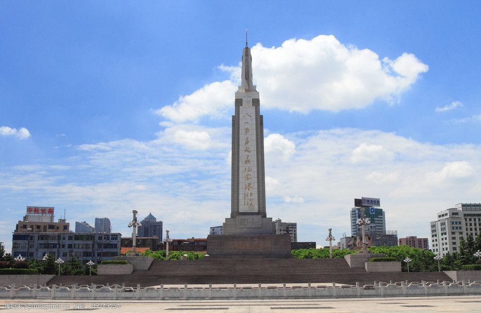 关键词:南昌 八一广场 建筑 绿树 蓝天 白云 风景名胜 自然景观 摄影
