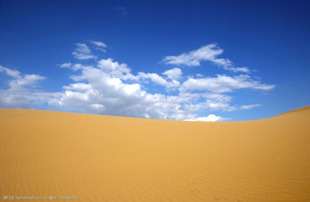 金色的沙漠和蓝天白云图片