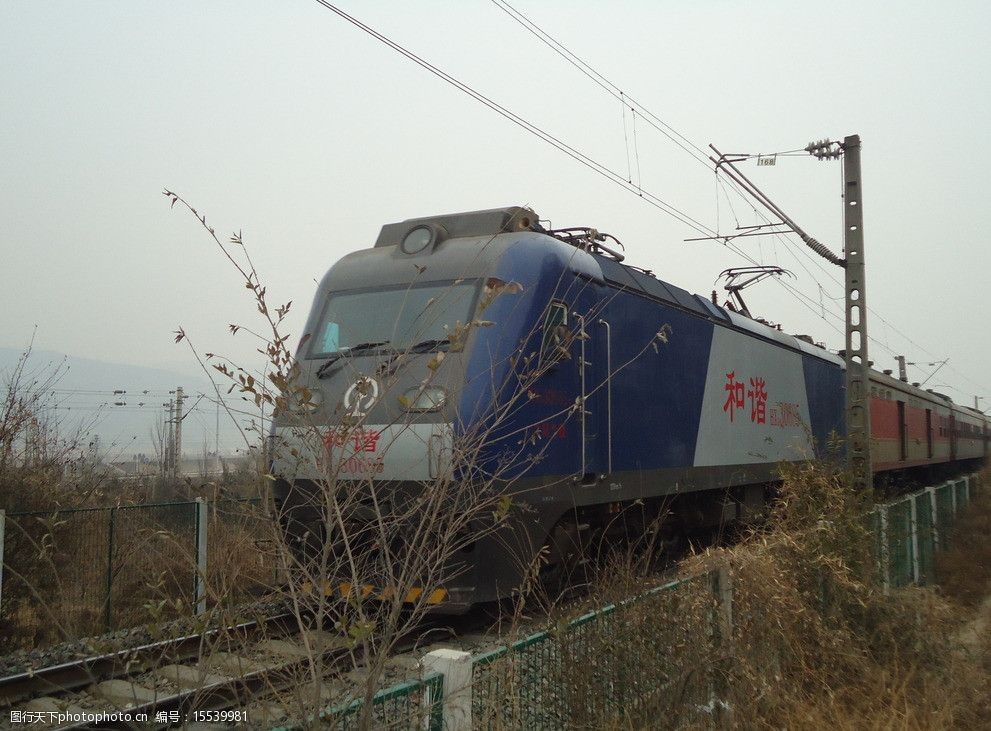 关键词:列车头 火车 轨道 灰色的天 人文景观 旅游摄影 摄影 72dpi