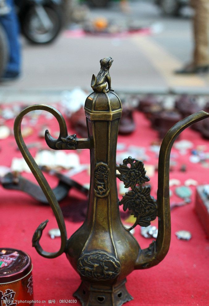 关键词:文物 铜壶 古董 精巧 珍贵 价值 历史 文化 传统文化 文化艺术