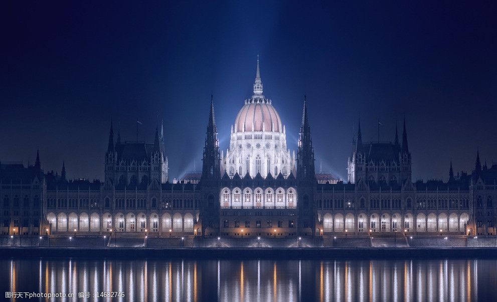 黑夜中的城堡图片