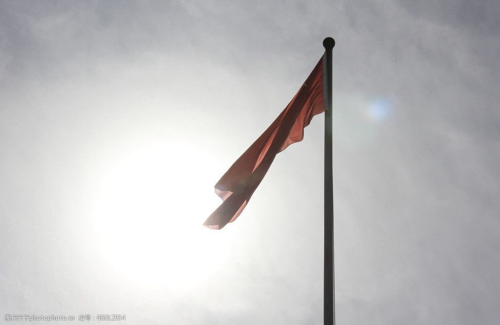 关键词:烈日 国旗 红旗 天空 太阳 节日庆祝 文化艺术 摄影 72dpi jpg