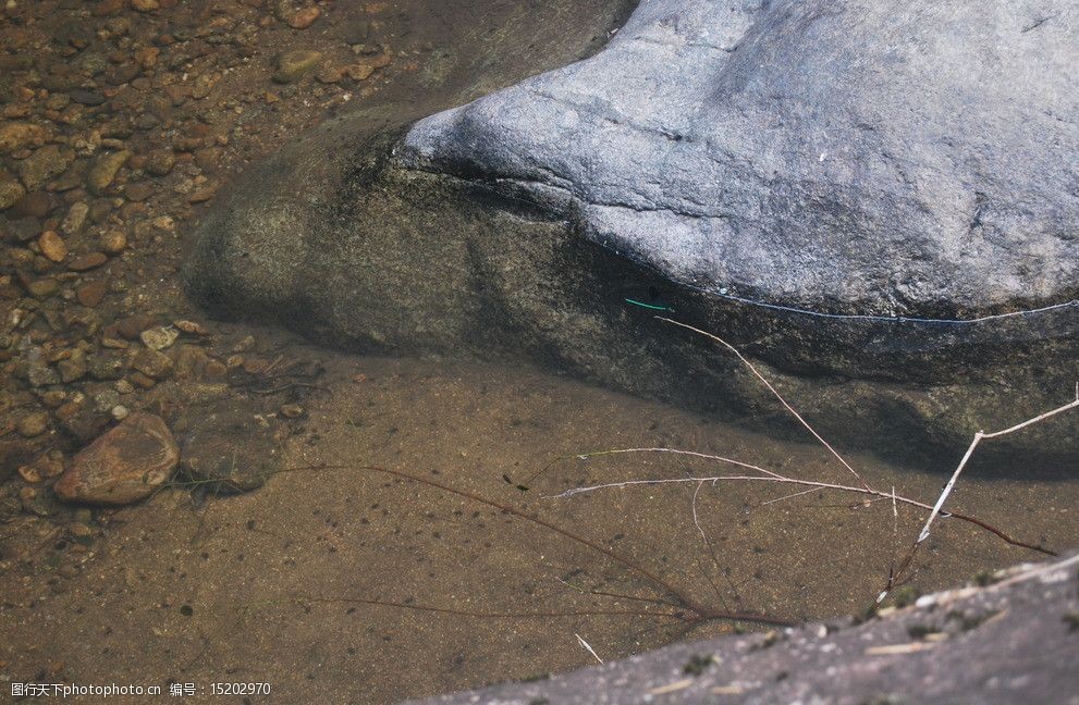 岩石流水图片